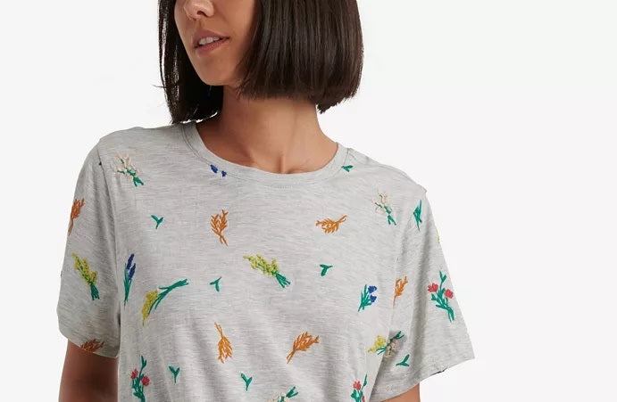 Camiseta feminina Lucky Brand com estampa floral bordada, cinza, tamanho médio