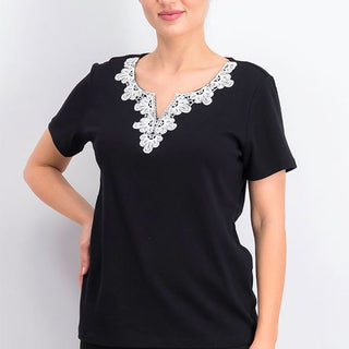 Blusa feminina Karen Scott com decote aberto e acabamento em crochê, preta, tamanho médio