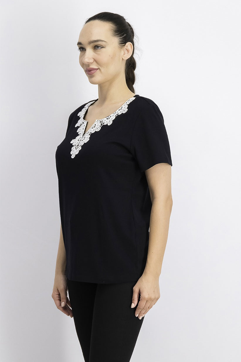 Blusa feminina Karen Scott com decote aberto e acabamento em crochê, preta, tamanho médio