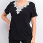 Blusa feminina Karen Scott com decote aberto e acabamento em crochê, preta, tamanho médio