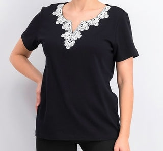 Blusa feminina Karen Scott com decote aberto e acabamento em crochê, preta, tamanho médio