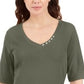 Blusa feminina Karen Scott com decote em V e detalhes em botões, verde, tamanho médio