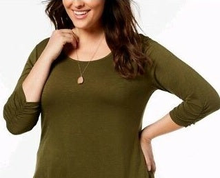 Top feminino estilo &amp; co de chiffon pequeno com bainha verde oliva tamanho PP
