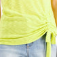Camiseta feminina com franzido lateral da INC International Concepts, amarela, tamanho PL