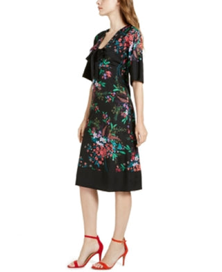 Vestido feminino Trina Turk com estampa floral, manga 3/4, decote em V abaixo do joelho, ajuste flare, preto, tamanho 14