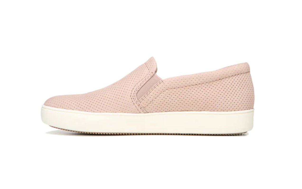Tênis feminino Indigo Rd. Kicky Slip-on, rosa claro, tamanho 9,5 m