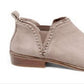 Botas de couro com tachas Steve Madden Koto para mulheres, nude, tamanho 9 M