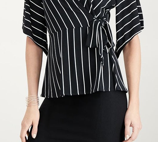 Blusa feminina Alfani com detalhe de gravata e sobrepeliz, preta, tamanho pequeno e pequeno