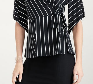 Blusa feminina Alfani com detalhe de gravata e sobrepeliz, preta, tamanho pequeno e pequeno