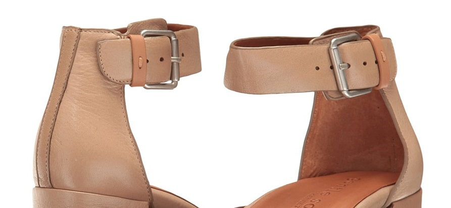 Sandália feminina Christa Kenneth Cole marrom tamanho 8,5 M