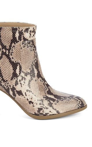 Botas femininas Anne Klein com salto bloco, bico amendoado, com absorção de impacto e zíper, em pele de cobra, bege, tamanho 9 M