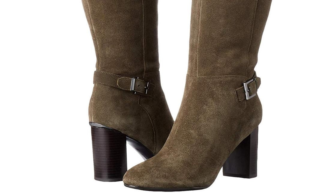 Botas de salto alto de couro Bandolino femininas com fivela e salto alto de metal, biqueira amendoada Bilya, salto bloco com zíper, tamanho 9,5 M