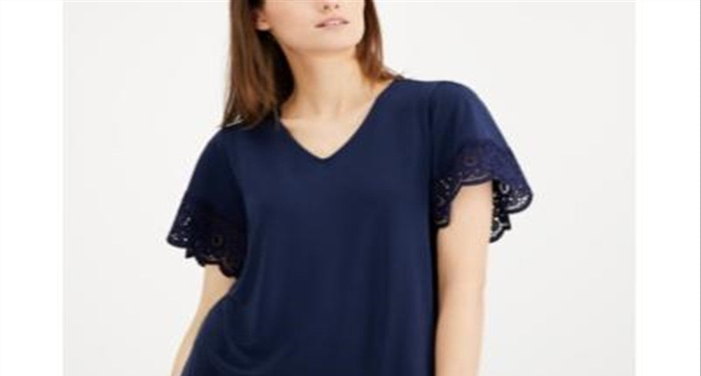 Top feminino Charter Club com decote em V e acabamento em renda, azul, tamanho pequeno