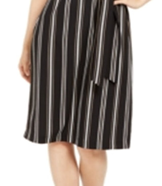 Vestido feminino Alfani listrado, manga curta, gola redonda, comprimento até o joelho, preto, tamanho grande