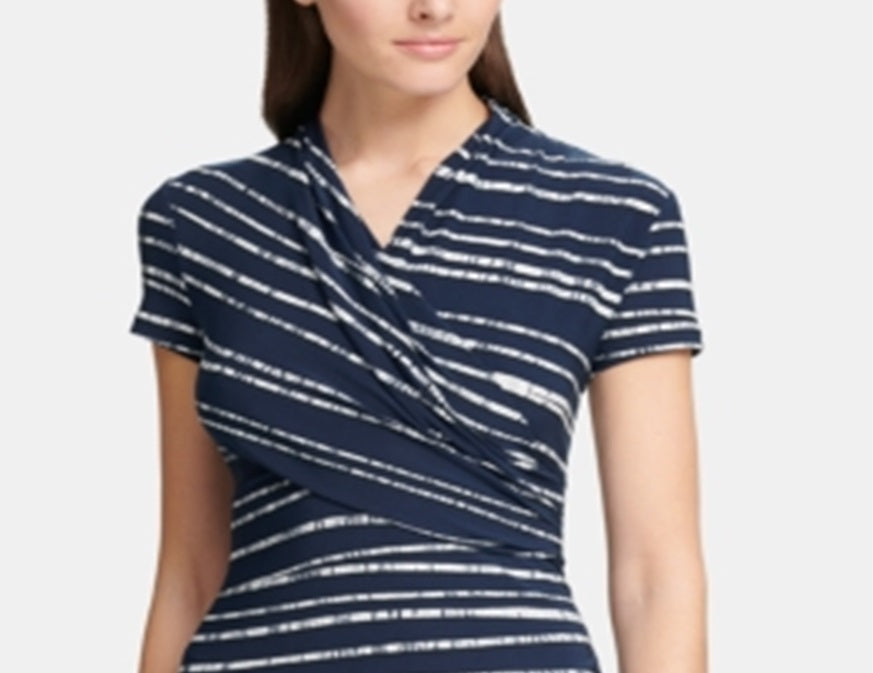 Blusa feminina DKNY com listras frontais franzidas e manga curta, gola redonda, azul, tamanho médio
