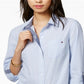 Camisa Tommy Hilfiger Feminina Cornflower Cornell Stripe Roll Tab Botão Down Azul Tamanho P