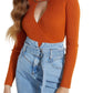 Blusa feminina GUESS manga comprida com decote em V marrom tamanho médio