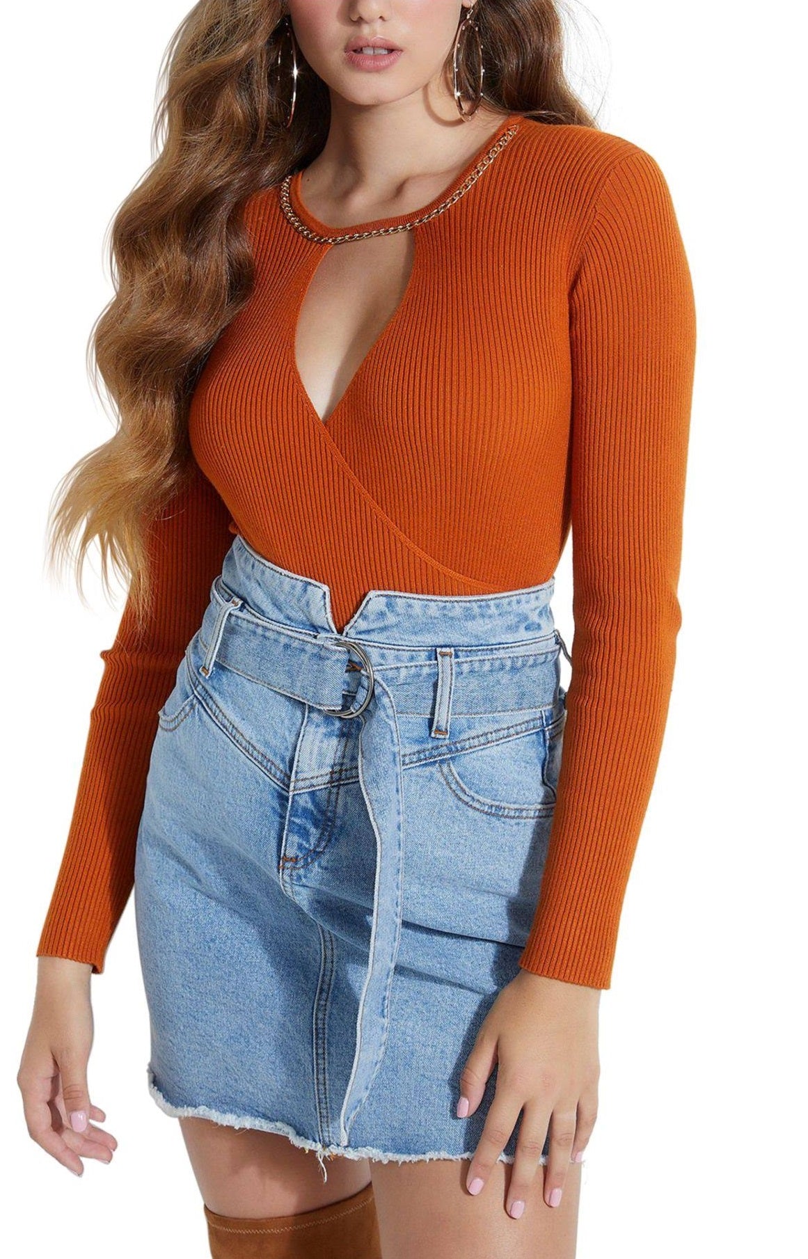 Blusa feminina GUESS manga comprida com decote em V marrom tamanho médio