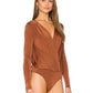 Body feminino com decote em V e sobrepeliz Turnt da Free People, marrom, tamanho GG