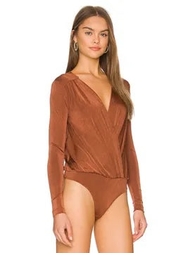 Body feminino com decote em V e sobrepeliz Turnt da Free People, marrom, tamanho GG