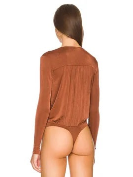 Body feminino com decote em V e sobrepeliz Turnt da Free People, marrom, tamanho GG