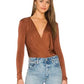 Body feminino com decote em V e sobrepeliz Turnt da Free People, marrom, tamanho GG