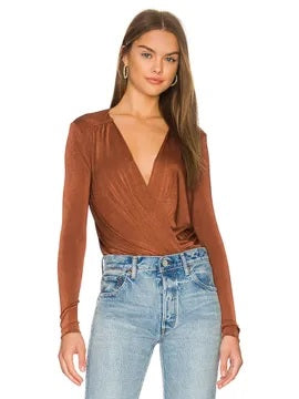 Body feminino com decote em V e sobrepeliz Turnt da Free People, marrom, tamanho GG