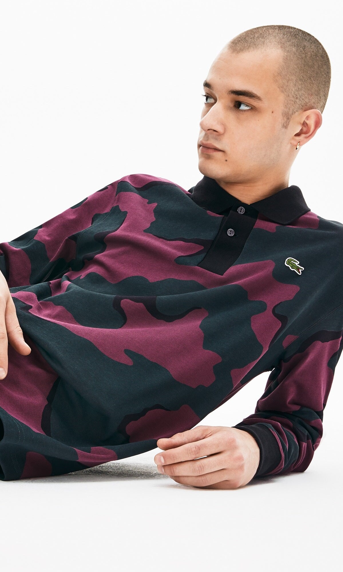 Camisa polo camuflada masculina Lacoste com ajuste solto Berry Jam - Preto, tamanho X-G