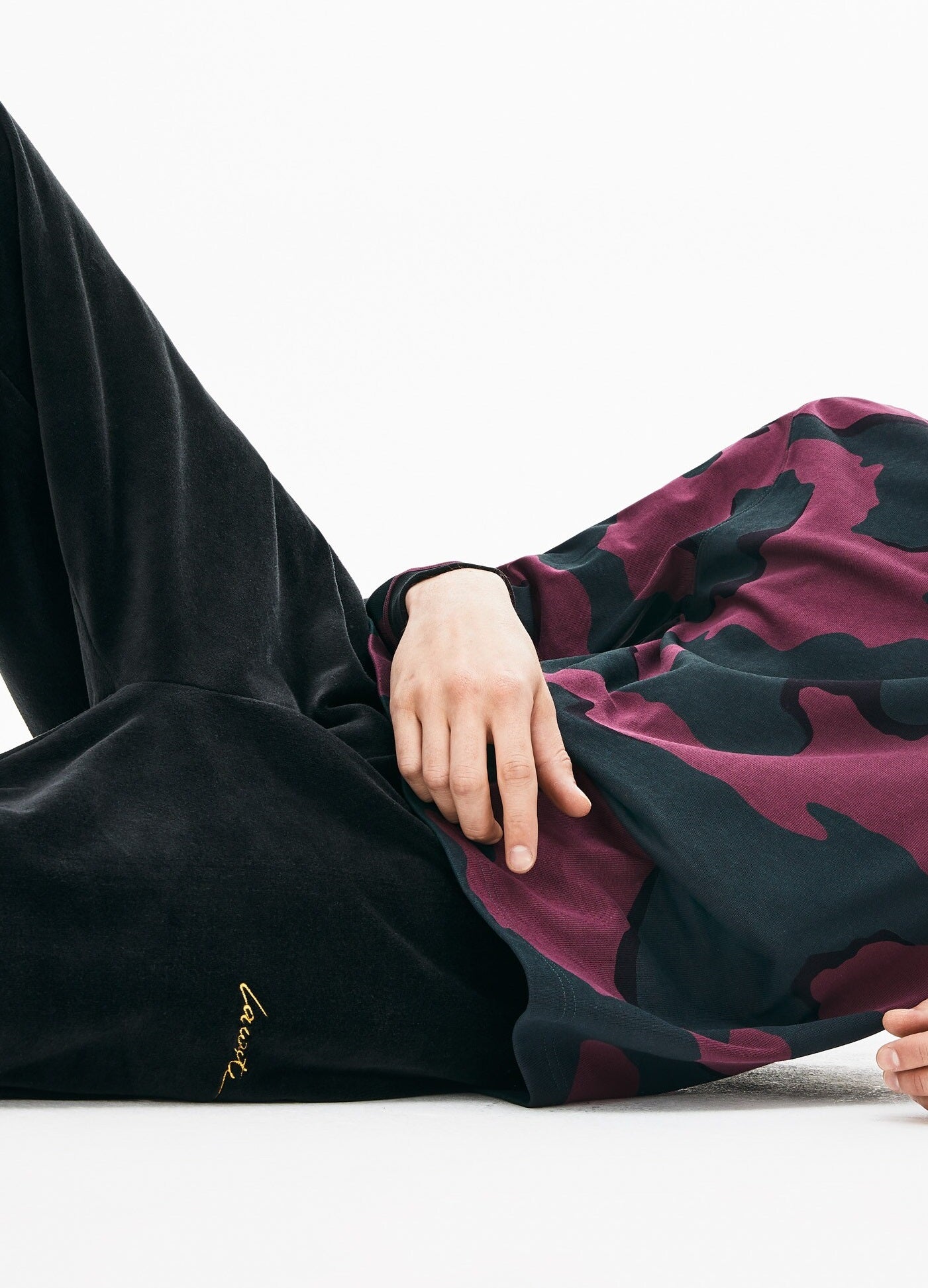 Camisa polo camuflada masculina Lacoste com ajuste solto Berry Jam - Preto, tamanho X-G