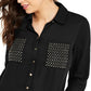 Camisa feminina Thalia Sodi com tachas, preta, tamanho grande