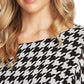 Blusa feminina Vince Camuto com sobreposição de chiffon pied-de-poule e estampa de morcego, preta, tamanho P