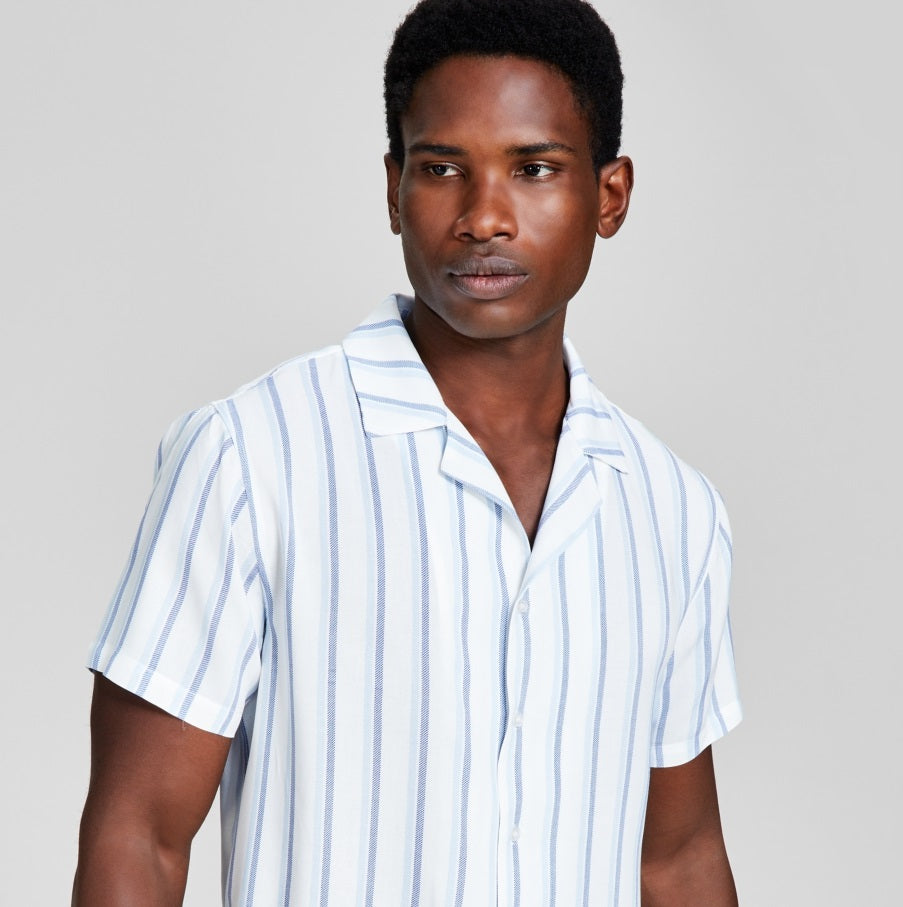 E agora esta camisa de acampamento masculina listrada de manga curta, branca, tamanho grande