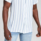 E agora esta camisa de acampamento masculina listrada de manga curta, branca, tamanho grande