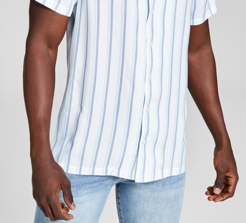 E agora esta camisa de acampamento masculina listrada de manga curta, branca, tamanho grande