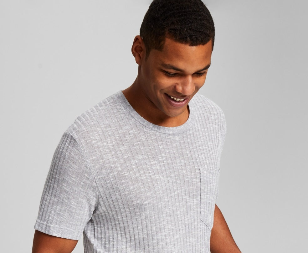 E agora esta camisa masculina de manga curta com bolso canelado cinza tamanho X-G