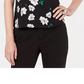 Camisola feminina Bar III com estampa floral e acabamento em renda, preta, tamanho pequeno