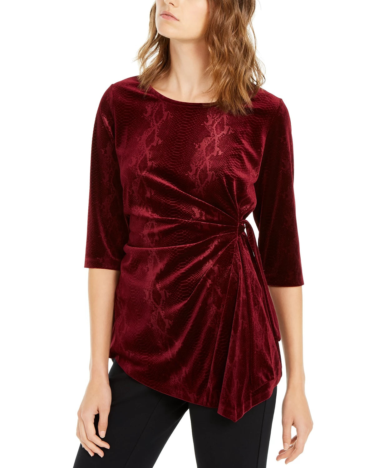 Blusa de veludo com estampa de pele de cobra e amarração lateral Alfani feminina, tamanho grande, vinho