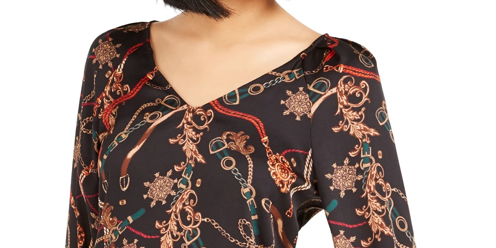 Blusa feminina Bar III com decote em V estampado, cor carvão, tamanho grande