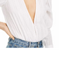 Body feminino Danielle Bernstein com decote em V profundo, branco, tamanho extrapequeno