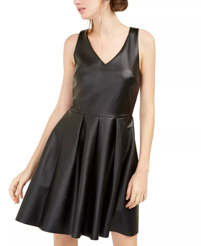 Vestido Rosie Harlow Juniors em couro sintético, corte justo e flare, preto, tamanho pequeno