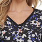 Blusa feminina DKNY com decote em V e estampa de mídia mista, preta, tamanho grande