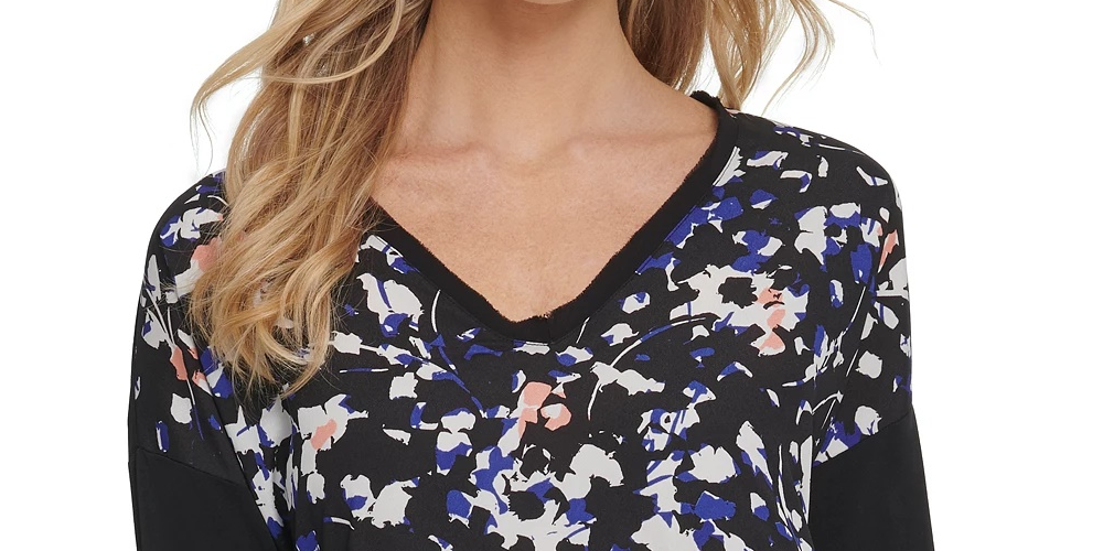 Blusa feminina DKNY com decote em V e estampa de mídia mista, preta, tamanho grande