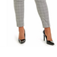 Calça feminina plus size Calvin Klein com cinto e estampa de janela, perna justa, cinza, tamanho 24W