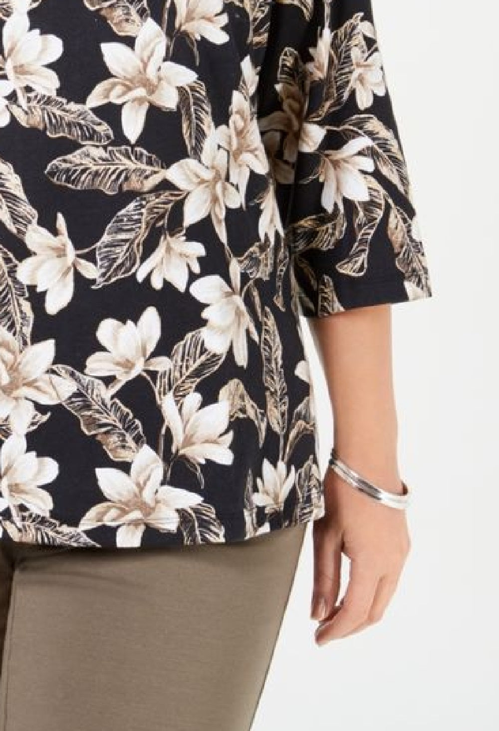 Blusa feminina Karen Scott com estampa floral e decote em V, preta, tamanho pequeno