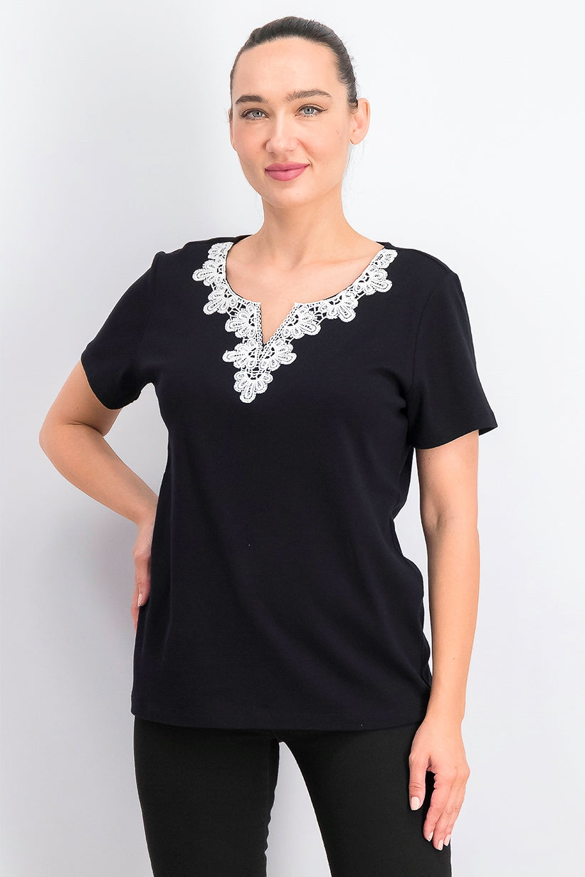 Blusa feminina Karen Scott com decote aberto e acabamento em crochê, preta, tamanho pequeno