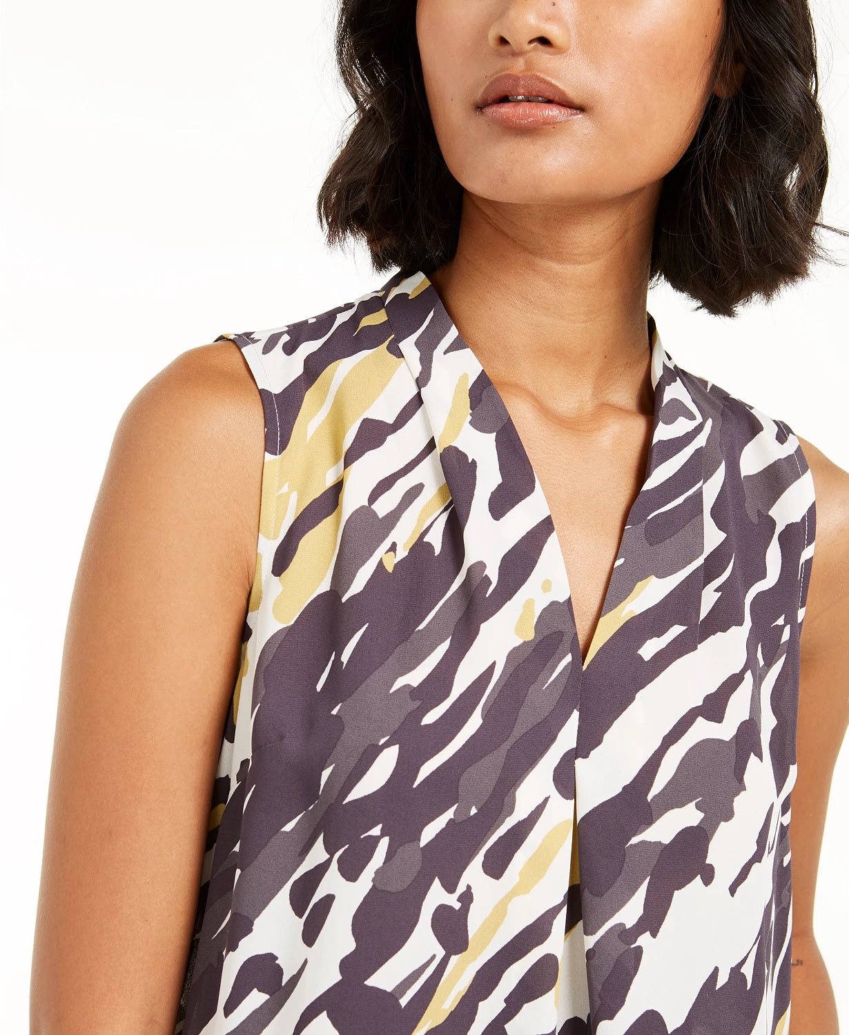 Blusa feminina Bar III com estampa animal abstrata e decote em V, preta, tamanho grande