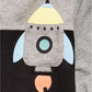 Camiseta infantil com estampa de foguete e bolso First Impressions para meninos, preta, tamanho 24 meses