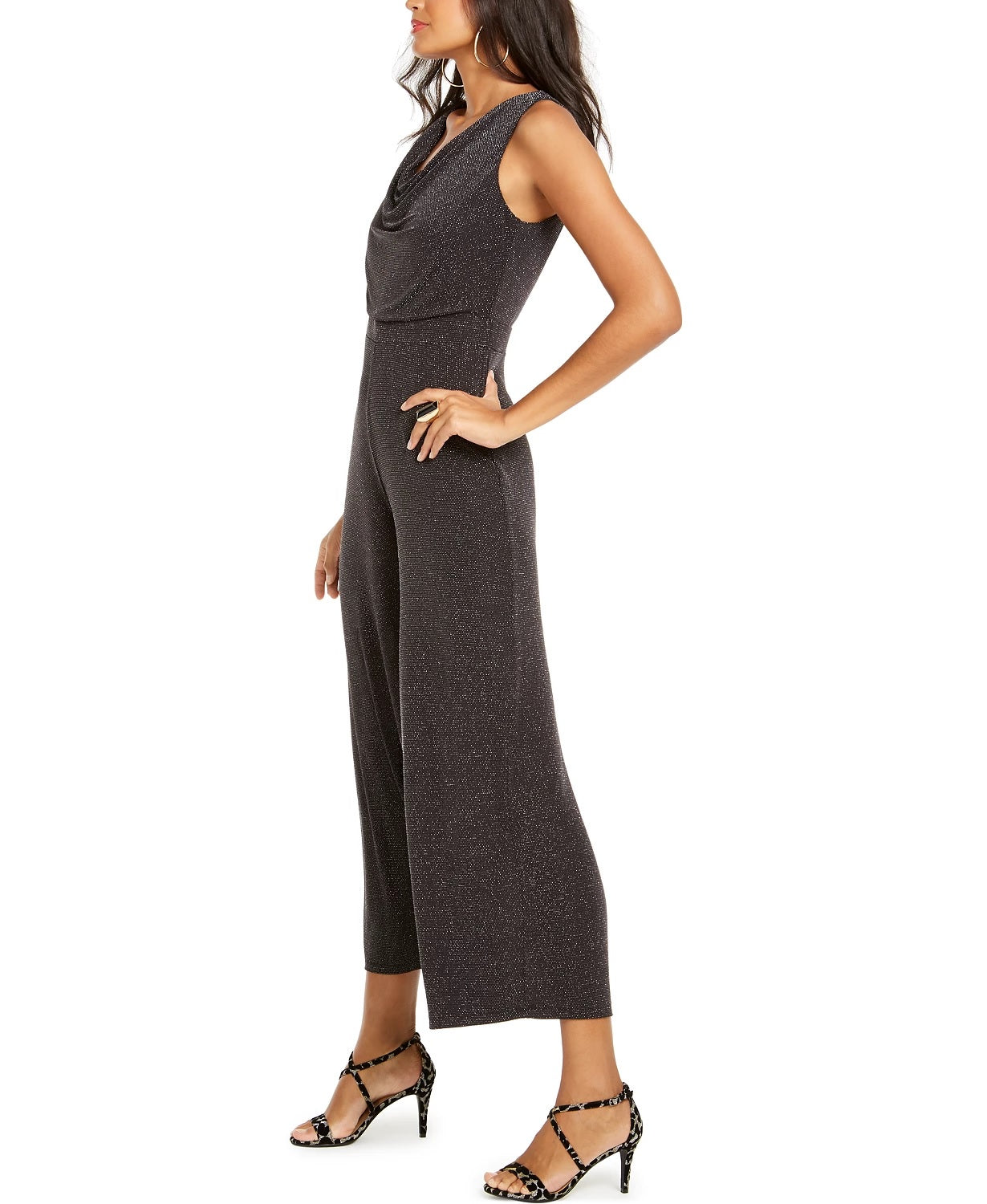 Macacão feminino Thalia Sodi com decote careca metálico, tamanho grande, prateado