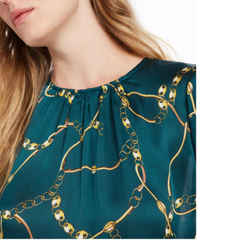 Blusa feminina Leyden verde com estampa de corrente dourada, tamanho médio