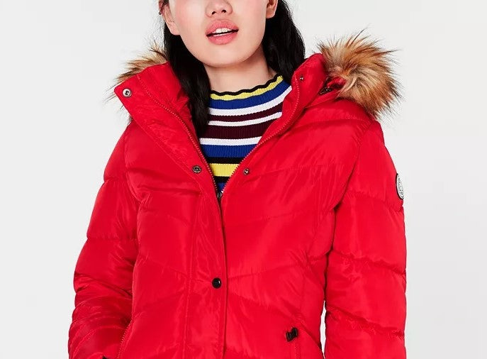 Casaco acolchoado com capuz e acabamento em pele sintética Madden Girl Juniors, vermelho, tamanho médio